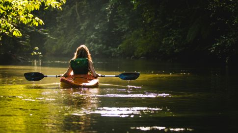 Allier aventure et découverte d'un paysage magnifique : c'est ça le canoë à Limeuil !